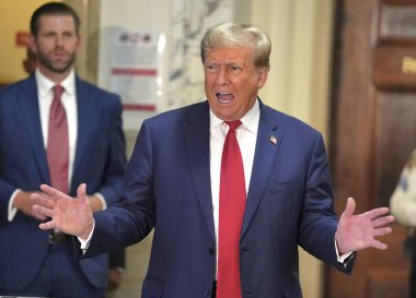 4 Ekim 2023, New York, ABD: Donald Trumps 3. Dolandırıcılık Davası. Eski ABD Başkanı Donald Trump, Manhattan 'da sıkı güvenlik önlemleri ve yoğun bir günün ortasında Manhattan' daki dolandırıcılık davası için üçüncü gün mahkemeye geldi.. 
