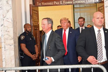 4 Ekim 2023 - Donald Trump 'ın 60 Center Street, New York City, ABD' deki sahtekarlık davası. 