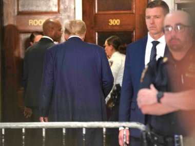 4 Ekim 2023, New York, ABD: Donald Trumps 3. Dolandırıcılık Davası. Eski ABD Başkanı Donald Trump, Manhattan 'da sıkı güvenlik önlemleri ve yoğun bir günün ortasında Manhattan' daki dolandırıcılık davası için üçüncü gün mahkemeye geldi.. 