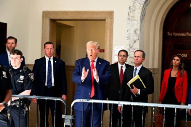 4 Ekim 2023 - Donald Trump 'ın 60 Center Street, New York City, ABD' deki sahtekarlık davası. 