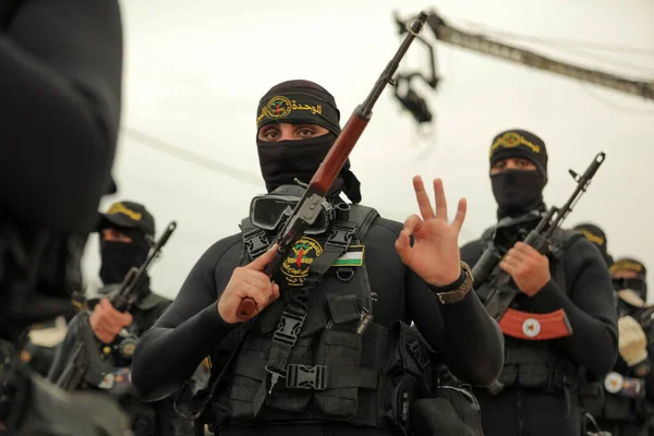 2023年10月4日 巴勒斯坦加沙 来自巴勒斯坦伊斯兰圣战运动 Islamic Jihad Movement 军事部门圣城旅 Quds Brigades 的战士参加在加沙地带举行的第36届阅兵式 — 图库照片
