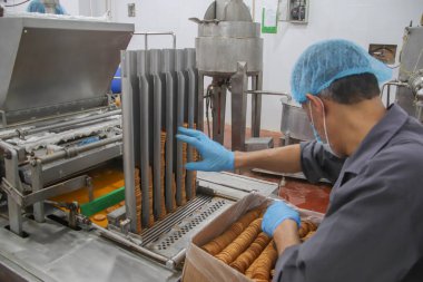 4 Ekim 2023 - Gazze, Filistin: El-Arousa fabrikasındaki Filistin çalışmaları Gazze 'de Şawi olarak bilinen mevsimsel ve popüler tatlıyı üretmek için. 