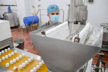 4 Ekim 2023 - Gazze, Filistin: El-Arousa fabrikasındaki Filistin çalışmaları Gazze 'de Şawi olarak bilinen mevsimsel ve popüler tatlıyı üretmek için. 