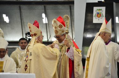 Natal (RN), Dom Joao Santos Cardoso 'nun bu Cumartesi sabahı Metropolitan Katedrali' nde yeni başpiskopos olarak göreve başlaması. Natal katedralinde 5 binden fazla inançlı insan var.