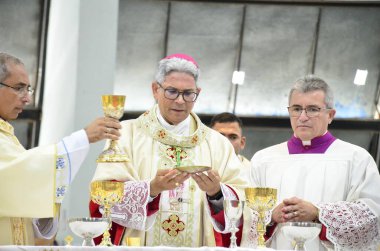 Natal (RN), Dom Joao Santos Cardoso 'nun bu Cumartesi sabahı Metropolitan Katedrali' nde yeni başpiskopos olarak göreve başlaması. Natal katedralinde 5 binden fazla inançlı insan var.
