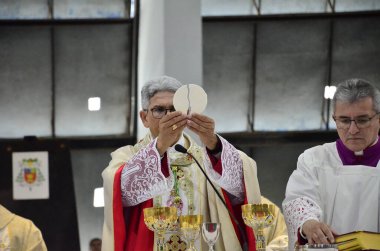 Natal (RN), Dom Joao Santos Cardoso 'nun bu Cumartesi sabahı Metropolitan Katedrali' nde yeni başpiskopos olarak göreve başlaması. Natal katedralinde 5 binden fazla inançlı insan var.