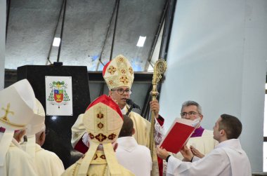 Natal (RN), Dom Joao Santos Cardoso 'nun bu Cumartesi sabahı Metropolitan Katedrali' nde yeni başpiskopos olarak göreve başlaması. Natal katedralinde 5 binden fazla inançlı insan var.