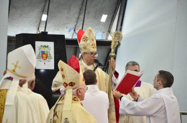 Natal (RN), Dom Joao Santos Cardoso 'nun bu Cumartesi sabahı Metropolitan Katedrali' nde yeni başpiskopos olarak göreve başlaması. Natal katedralinde 5 binden fazla inançlı insan var.