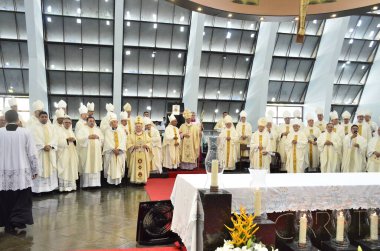 Natal (RN), Dom Joao Santos Cardoso 'nun bu Cumartesi sabahı Metropolitan Katedrali' nde yeni başpiskopos olarak göreve başlaması. Natal katedralinde 5 binden fazla inançlı insan var.