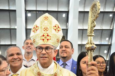 Natal (RN), Dom Joao Santos Cardoso 'nun bu Cumartesi sabahı Metropolitan Katedrali' nde yeni başpiskopos olarak göreve başlaması. Natal katedralinde 5 binden fazla inançlı insan var.