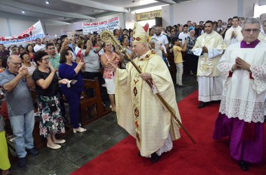 Natal (RN), Dom Joao Santos Cardoso 'nun bu Cumartesi sabahı Metropolitan Katedrali' nde yeni başpiskopos olarak göreve başlaması. Natal katedralinde 5 binden fazla inançlı insan var.