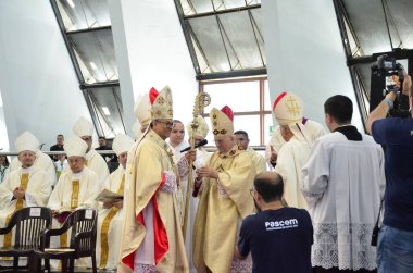 Natal (RN), Dom Joao Santos Cardoso 'nun bu Cumartesi sabahı Metropolitan Katedrali' nde yeni başpiskopos olarak göreve başlaması. Natal katedralinde 5 binden fazla inançlı insan var.