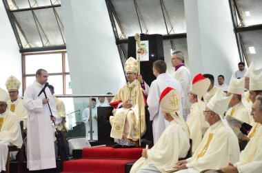 Natal (RN), Dom Joao Santos Cardoso 'nun bu Cumartesi sabahı Metropolitan Katedrali' nde yeni başpiskopos olarak göreve başlaması. Natal katedralinde 5 binden fazla inançlı insan var.