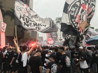 Sao Paulo (SP), Brezilya 10 / 07 / 2023 - Organize Korintliler, yönetimin Brezilya Şampiyonası 'ndaki kasvetli performansını talep etmek amacıyla takım genel merkezi önünde protesto düzenlediler 