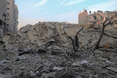 Filistinliler, 8 Ekim 2023 'te İsrail' in Gazze 'deki hava saldırıları sonucu yıkılan Watan Kulesi' nin kalıntılarını inceliyorlar. Gazze, Filistin: Filistinliler, İsrail 'in Gazze' deki hava saldırıları sonucu yıkılan Watan Kulesi 'nin kalıntılarını inceliyor