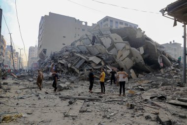 Filistinliler, 8 Ekim 2023 'te İsrail' in Gazze 'deki hava saldırıları sonucu yıkılan Watan Kulesi' nin kalıntılarını inceliyorlar. Gazze, Filistin: Filistinliler, İsrail 'in Gazze' deki hava saldırıları sonucu yıkılan Watan Kulesi 'nin kalıntılarını inceliyor