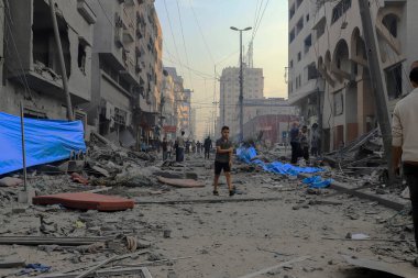 Filistinliler, 8 Ekim 2023 'te İsrail' in Gazze 'deki hava saldırıları sonucu yıkılan Watan Kulesi' nin kalıntılarını inceliyorlar. Gazze, Filistin: Filistinliler, İsrail 'in Gazze' deki hava saldırıları sonucu yıkılan Watan Kulesi 'nin kalıntılarını inceliyor
