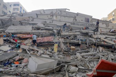Filistinliler, 8 Ekim 2023 'te İsrail' in Gazze 'deki hava saldırıları sonucu yıkılan Watan Kulesi' nin kalıntılarını inceliyorlar. Gazze, Filistin: Filistinliler, İsrail 'in Gazze' deki hava saldırıları sonucu yıkılan Watan Kulesi 'nin kalıntılarını inceliyor