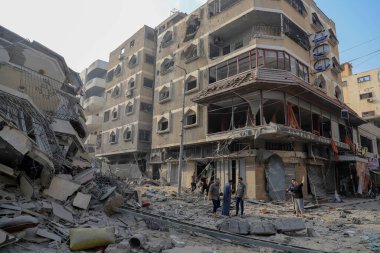 Filistinliler, 8 Ekim 2023 'te İsrail' in Gazze 'deki hava saldırıları sonucu yıkılan Watan Kulesi' nin kalıntılarını inceliyorlar. Gazze, Filistin: Filistinliler, İsrail 'in Gazze' deki hava saldırıları sonucu yıkılan Watan Kulesi 'nin kalıntılarını inceliyor