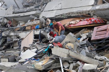 Filistinliler, 8 Ekim 2023 'te İsrail' in Gazze 'deki hava saldırıları sonucu yıkılan Watan Kulesi' nin kalıntılarını inceliyorlar. Gazze, Filistin: Filistinliler, İsrail 'in Gazze' deki hava saldırıları sonucu yıkılan Watan Kulesi 'nin kalıntılarını inceliyor