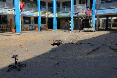 Uçak Gazze 'deki bir Birleşmiş Milletler okulunu bombaladı. 8 Ekim 2023 Gazze, Filistin: Gazze 'deki işgal baskınlarından korunmak için sığınak olarak kullanılan bir Birleşmiş Milletler okuluna uçak bombası.