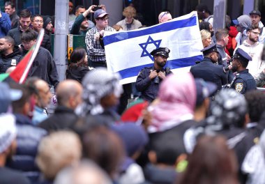İsrail - Filistinliler Grubu Times Meydanı 'nda protesto: 08 Ekim 2023 New York, ABD: Times Meydanı, New York' ta, biri İsrailli ve diğeri Filistinli olmak üzere iki gruptan oluşan gerginlik tırmandı, görüşlerini dile getirmek üzere bir araya geldiler..