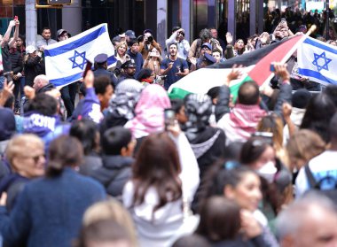 İsrail - Filistinliler Grubu Times Meydanı 'nda protesto: 08 Ekim 2023 New York, ABD: Times Meydanı, New York' ta, biri İsrailli ve diğeri Filistinli olmak üzere iki gruptan oluşan gerginlik tırmandı, görüşlerini dile getirmek üzere bir araya geldiler..
