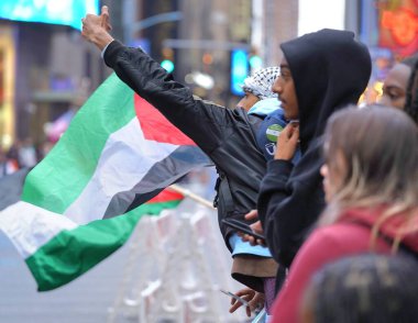 İsrail - Filistinliler Grubu Times Meydanı 'nda protesto: 08 Ekim 2023 New York, ABD: Times Meydanı, New York' ta, biri İsrailli ve diğeri Filistinli olmak üzere iki gruptan oluşan gerginlik tırmandı, görüşlerini dile getirmek üzere bir araya geldiler..