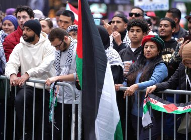 İsrail - Filistinliler Grubu Times Meydanı 'nda protesto: 08 Ekim 2023 New York, ABD: Times Meydanı, New York' ta, biri İsrailli ve diğeri Filistinli olmak üzere iki gruptan oluşan gerginlik tırmandı, görüşlerini dile getirmek üzere bir araya geldiler..