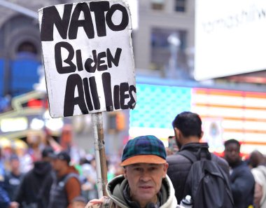 İsrail - Filistinliler Grubu Times Meydanı 'nda protesto: 08 Ekim 2023 New York, ABD: Times Meydanı, New York' ta, biri İsrailli ve diğeri Filistinli olmak üzere iki gruptan oluşan gerginlik tırmandı, görüşlerini dile getirmek üzere bir araya geldiler..