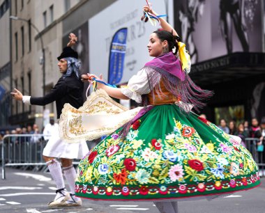 59. Geleneksel İspanyol Günü Geçidi. 08 Ekim 2023, New York, ABD: Bugün New York 'ta düzenlenen 59. Geleneksel Hispanik Günü Geçidi İspanyol kültürünün canlı ve renkli bir kutlamasıydı.. 