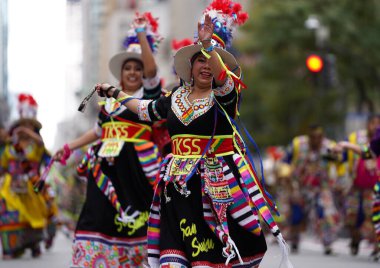 59. Geleneksel İspanyol Günü Geçidi. 08 Ekim 2023, New York, ABD: Bugün New York 'ta düzenlenen 59. Geleneksel Hispanik Günü Geçidi İspanyol kültürünün canlı ve renkli bir kutlamasıydı.. 