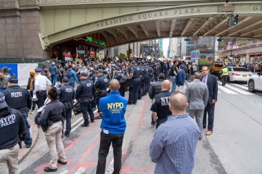İsrail 'in Orta Doğu' da Hamas 'a savaş ilan ettiği New York Times Meydanı' nda Filistin yanlısı mitingler ve Mart ayları düzenlendi. 8 Ekim 2023, New York, New York, ABD: Göstericiler militan grubu desteklemek için pankart, işaret ve bayraklar taşıyorlar