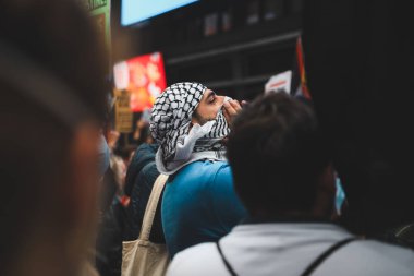 Filistinliler Times Meydanı 'ndan İsrail Konsolosluğuna Protesto Etti. 08 Ekim 2023, New York, ABD: Filistinli protestocular İsrail 'in savaş ilanını protesto etmek için Times Meydanı' ndan İsrail Konsolosluğu 'na yürüdüler 