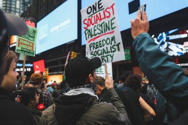 Filistinliler Times Meydanı 'ndan İsrail Konsolosluğuna Protesto Etti. 08 Ekim 2023, New York, ABD: Filistinli protestocular İsrail 'in savaş ilanını protesto etmek için Times Meydanı' ndan İsrail Konsolosluğu 'na yürüdüler 