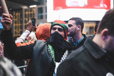 Filistinliler Times Meydanı 'ndan İsrail Konsolosluğuna Protesto Etti. 08 Ekim 2023, New York, ABD: Filistinli protestocular İsrail 'in savaş ilanını protesto etmek için Times Meydanı' ndan İsrail Konsolosluğu 'na yürüdüler 