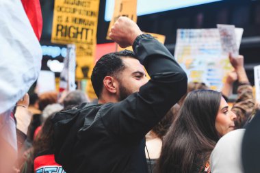 Filistinliler Times Meydanı 'ndan İsrail Konsolosluğuna Protesto Etti. 08 Ekim 2023, New York, ABD: Filistinli protestocular İsrail 'in savaş ilanını protesto etmek için Times Meydanı' ndan İsrail Konsolosluğu 'na yürüdüler 