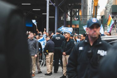 Filistinliler Times Meydanı 'ndan İsrail Konsolosluğuna Protesto Etti. 08 Ekim 2023, New York, ABD: Filistinli protestocular İsrail 'in savaş ilanını protesto etmek için Times Meydanı' ndan İsrail Konsolosluğu 'na yürüdüler 