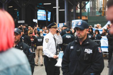 Filistinliler Times Meydanı 'ndan İsrail Konsolosluğuna Protesto Etti. 08 Ekim 2023, New York, ABD: Filistinli protestocular İsrail 'in savaş ilanını protesto etmek için Times Meydanı' ndan İsrail Konsolosluğu 'na yürüdüler 