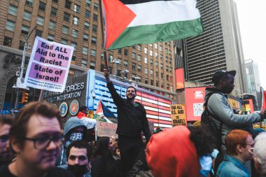 Filistinliler Times Meydanı 'ndan İsrail Konsolosluğuna Protesto Etti. 08 Ekim 2023, New York, ABD: Filistinli protestocular İsrail 'in savaş ilanını protesto etmek için Times Meydanı' ndan İsrail Konsolosluğu 'na yürüdüler 