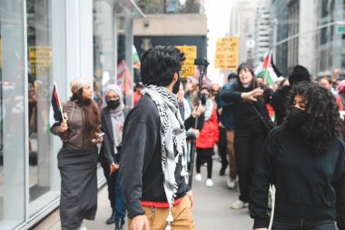 Filistinliler Times Meydanı 'ndan İsrail Konsolosluğuna Protesto Etti. 08 Ekim 2023, New York, ABD: Filistinli protestocular İsrail 'in savaş ilanını protesto etmek için Times Meydanı' ndan İsrail Konsolosluğu 'na yürüdüler 