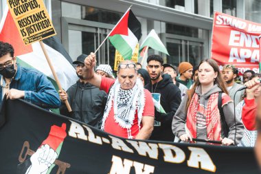 Filistinliler Times Meydanı 'ndan İsrail Konsolosluğuna Protesto Etti. 08 Ekim 2023, New York, ABD: Filistinli protestocular İsrail 'in savaş ilanını protesto etmek için Times Meydanı' ndan İsrail Konsolosluğu 'na yürüdüler 