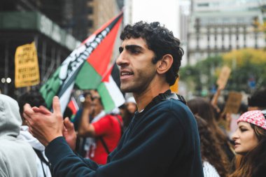 Filistinliler Times Meydanı 'ndan İsrail Konsolosluğuna Protesto Etti. 08 Ekim 2023, New York, ABD: Filistinli protestocular İsrail 'in savaş ilanını protesto etmek için Times Meydanı' ndan İsrail Konsolosluğu 'na yürüdüler 