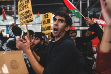 Filistinliler Times Meydanı 'ndan İsrail Konsolosluğuna Protesto Etti. 08 Ekim 2023, New York, ABD: Filistinli protestocular İsrail 'in savaş ilanını protesto etmek için Times Meydanı' ndan İsrail Konsolosluğu 'na yürüdüler 