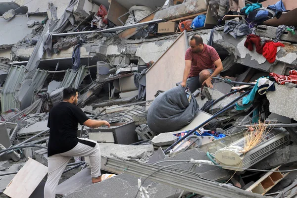 Filistinliler, 8 Ekim 2023 'te İsrail' in Gazze 'deki hava saldırıları sonucu yıkılan Watan Kulesi' nin kalıntılarını inceliyorlar. Gazze, Filistin: Filistinliler, İsrail 'in Gazze' deki hava saldırıları sonucu yıkılan Watan Kulesi 'nin kalıntılarını inceliyor