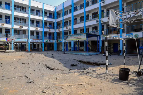 ガザの国連学校を爆撃する 2023年10月8日 パレスチナ ガザの占領襲撃からの避難所として使用された国連学校の航空機爆弾 — ストック写真