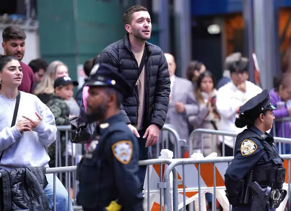 stock image Protest between Israeli - Palestinians Group in Times Square: October 08, 2023 New York , USA: In Times Square, New York, tensions ran high as two groups, one composed of Israelis and the other of Palestinians, gathered to voice their opinions.