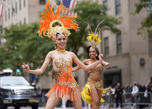 第59回ヒスパニックデーパレード 2023年10月08 ニューヨーク 今日のニューヨーク市での第59回ヒスパニックデーパレードは ヒスパニック文化の活気に満ちたカラフルな祝日でした — ストック写真