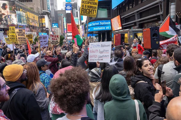 親パレスチナ人ラリーと3月はニューヨークのタイムズスクエアで イスラエルは中東でハマスに戦争を宣言した 2023年10月8日 ニューヨーク アメリカ合衆国 パレスチナの旗と戦闘集団ハマスを支援する標識を持つ人々 — ストック写真
