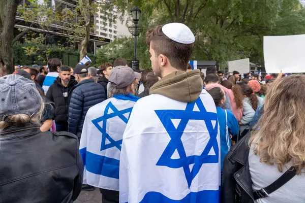 哈马斯袭击后 亲以色列的集会在纽约市举行 2023年10月8日 美国纽约 安全理事会开会讨论冲突时 与会者在联合国外举行的支持以色列的集会上打着以色列国旗 — 图库照片